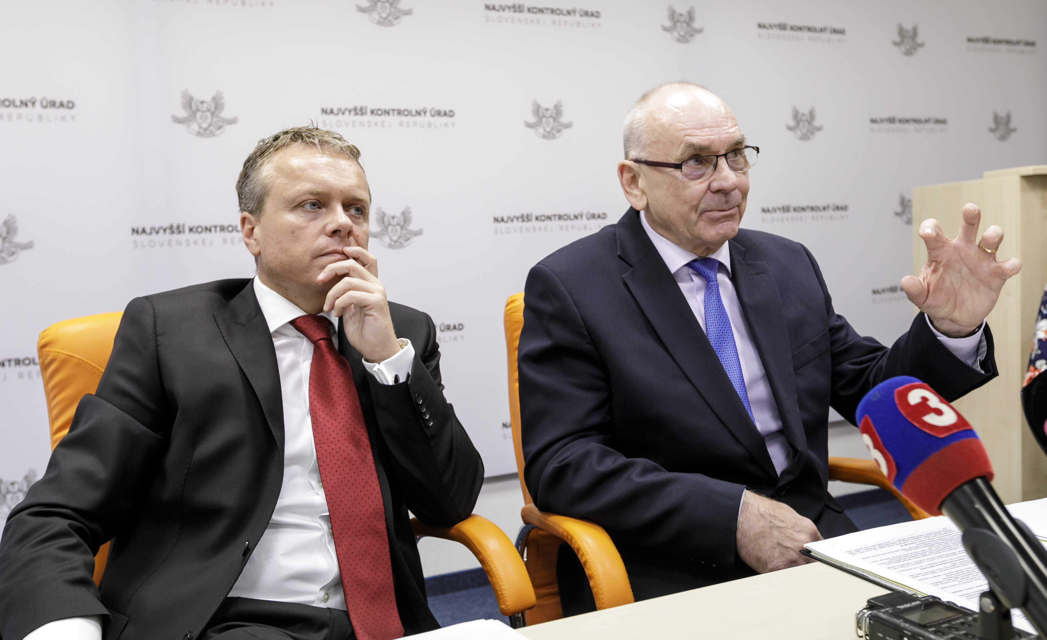 Ľ. Andrassy, gen. riaditeľ kancelárie a Karol Mitrík, predseda NKÚ SR
