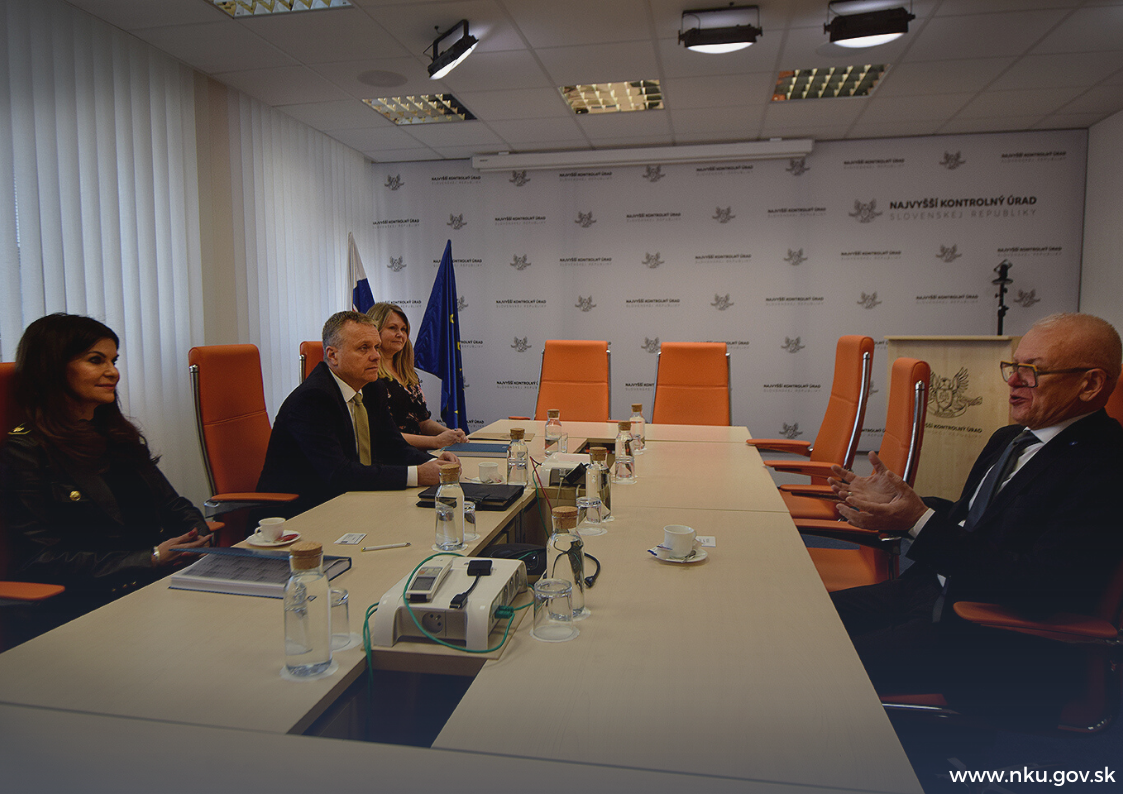 Predseda NKÚ Ľubomír Andrassy podpísal memorandum s rektorom Ekonomickej univerzity v Bratislave Ferdinandom Daňom