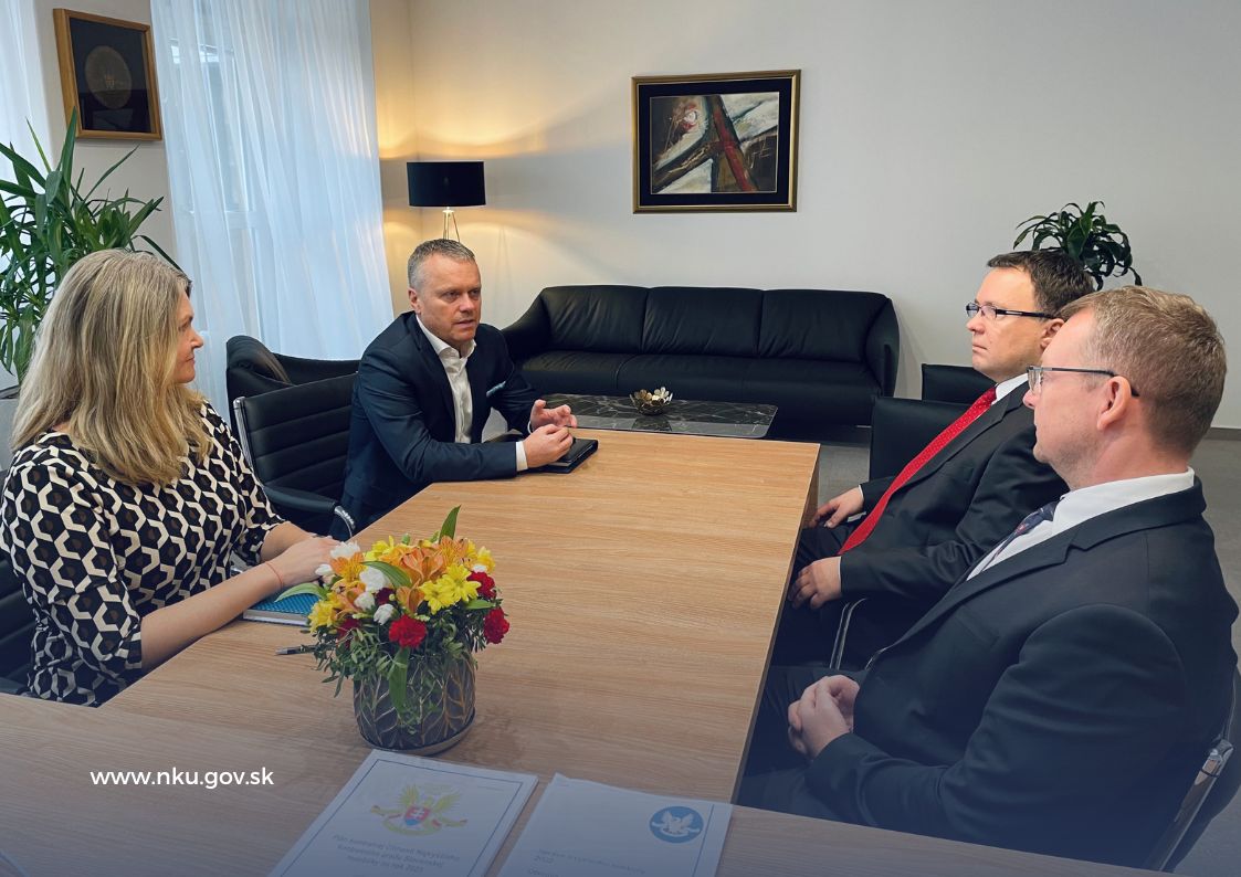 Foto Predseda NKÚ Ľ. Andrassy rokoval s predstaviteľmi Univerzity Mateja Bela v Banskej Bystrici.