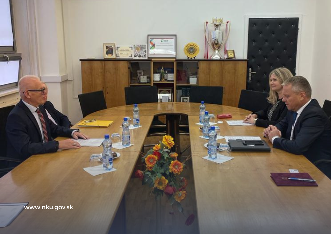 Rektor Ekonomickej univerzity v Bratislave Ferdinand Daňo diskutoval spolu s predsedom NKÚ Ľubomírom Andrassym a Ľubicou Gazdovou o vzdelávaní kontrolórov akademikmi.