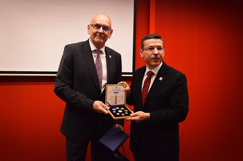 K. Mitrík a S. Ahmet Bas (Turecko)